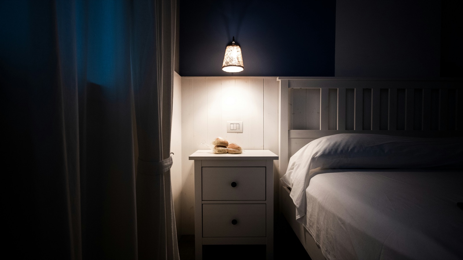 dim light bedtime routine supporting shorter sleep latency